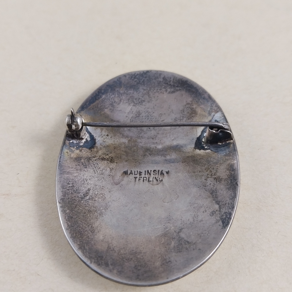 White and Sterling Silver Brooch - Picture 5 of 9